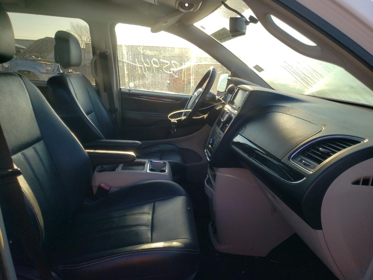Photo 5 from auction – 2012 CHRYSLER TOWN & COU with VIN 2C4RC1BG1CR305127