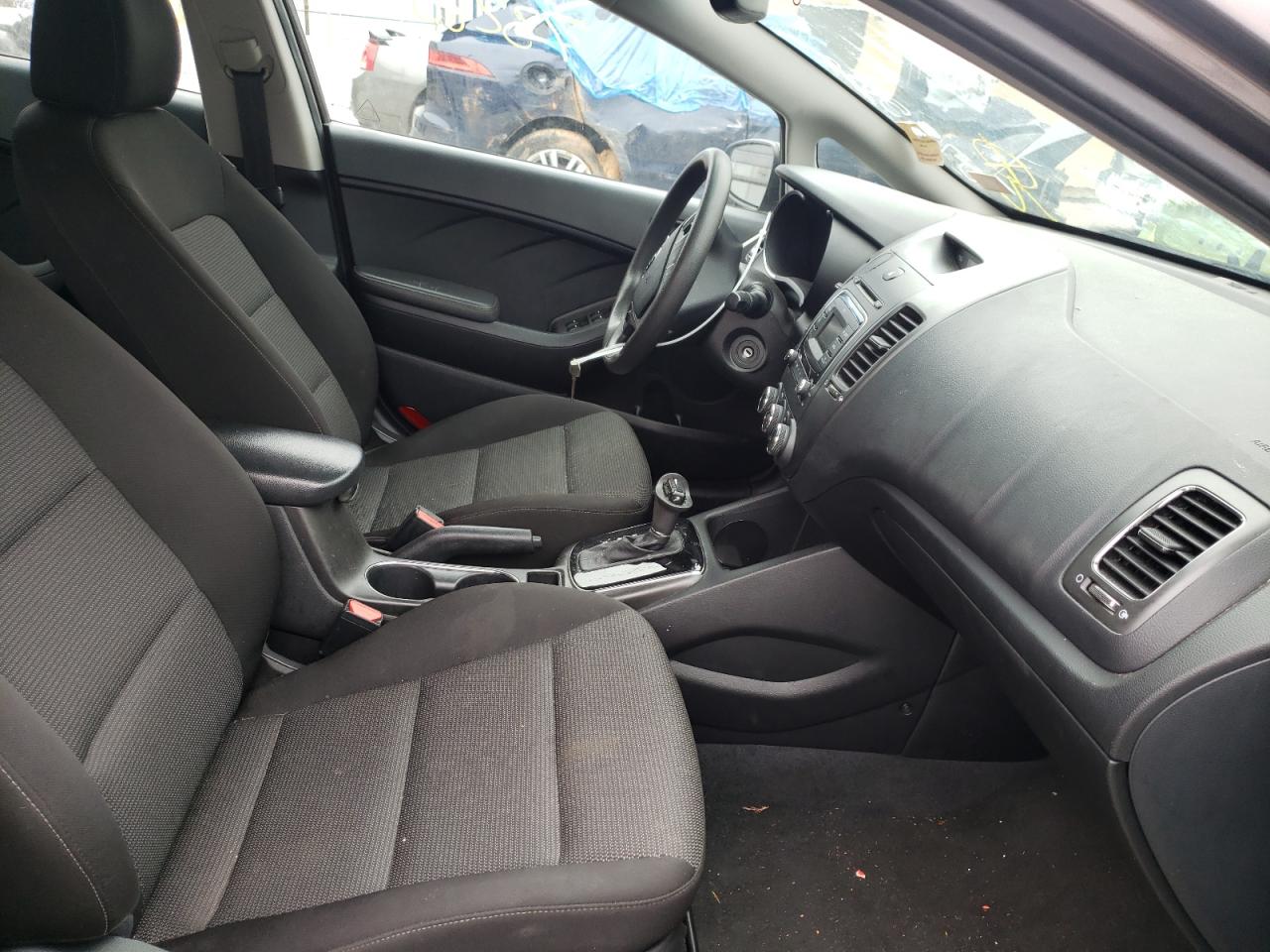 Photo 5 from auction – 2017 KIA FORTE LX with VIN 3KPFK4A76HE078566