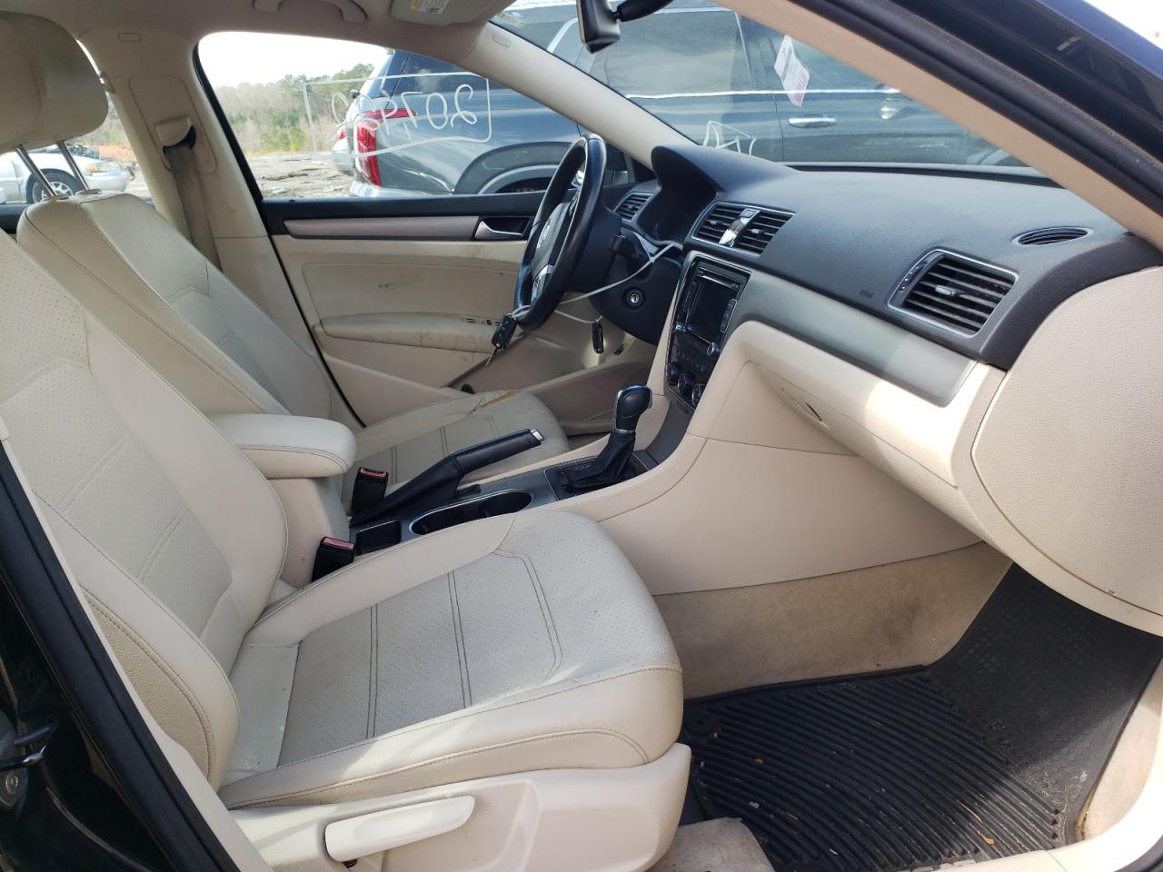 Photo 5 from auction – 2014 VOLKSWAGEN PASSAT SE with VIN 1VWBS7A34EC050682