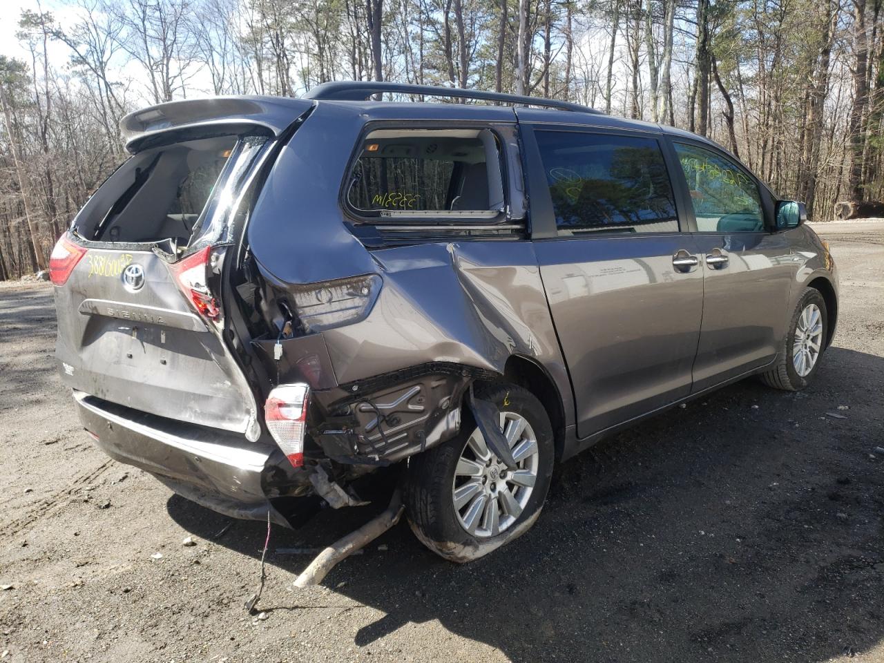 Photo 4 from auction – 2017 TOYOTA SIENNA XLE with VIN 5TDDZ3DC1HS177002