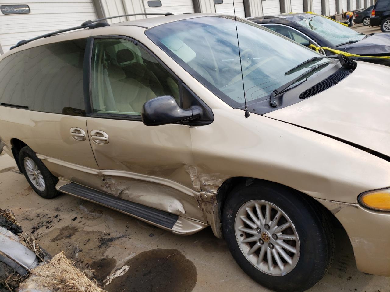 Photo 9 from auction – 2000 CHRYSLER TOWN & COU with VIN 1C4GP44G2YB635813