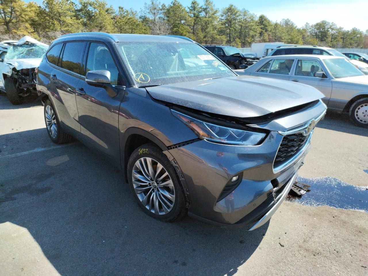 TOYOTA HIGHLANDER 2021 with VIN 5TDFZRBH3MS068433 - Photo from auction