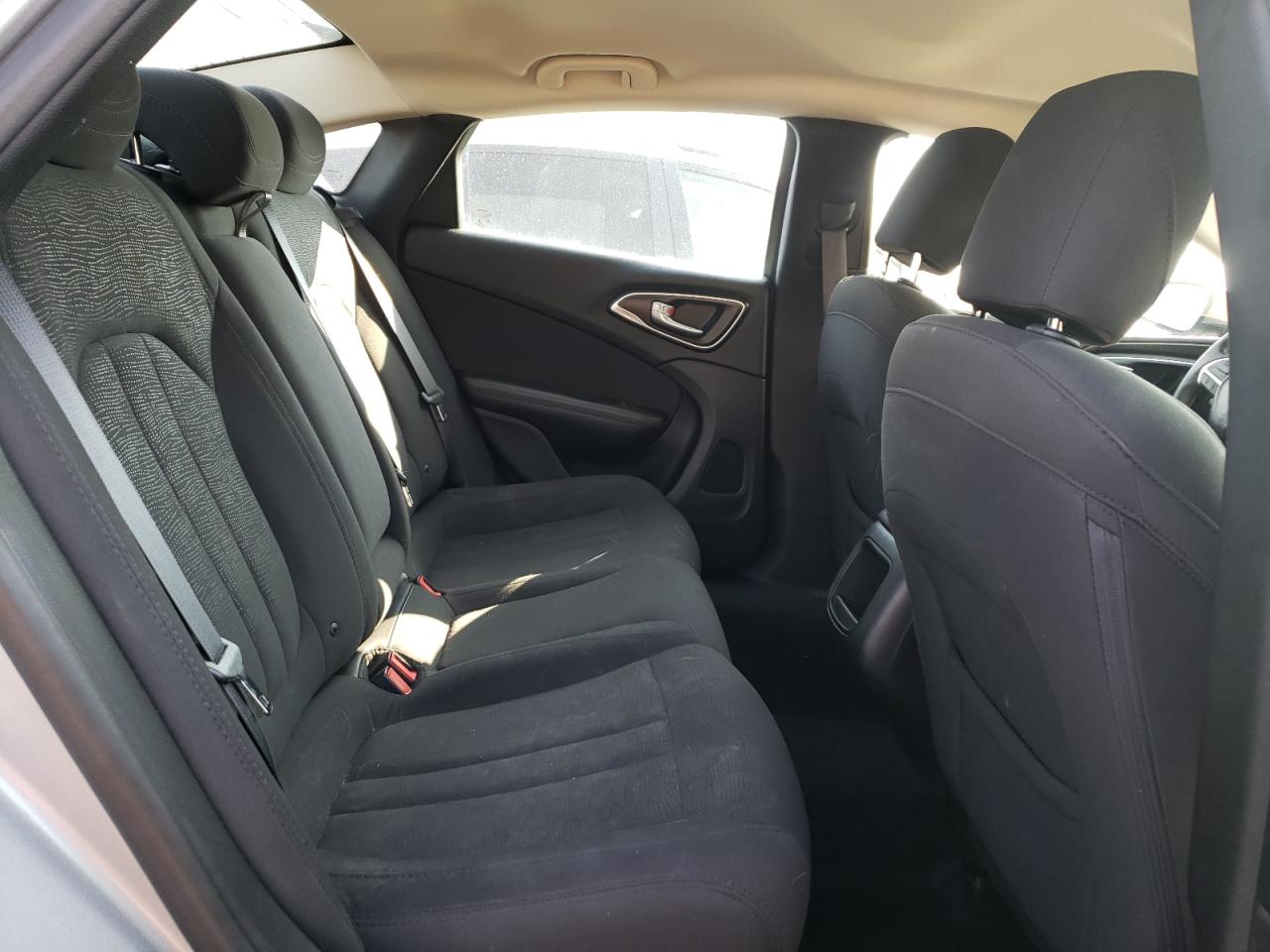 Photo 6 from auction – 2016 CHRYSLER 200 LIMITE with VIN 1C3CCCAB9GN127076