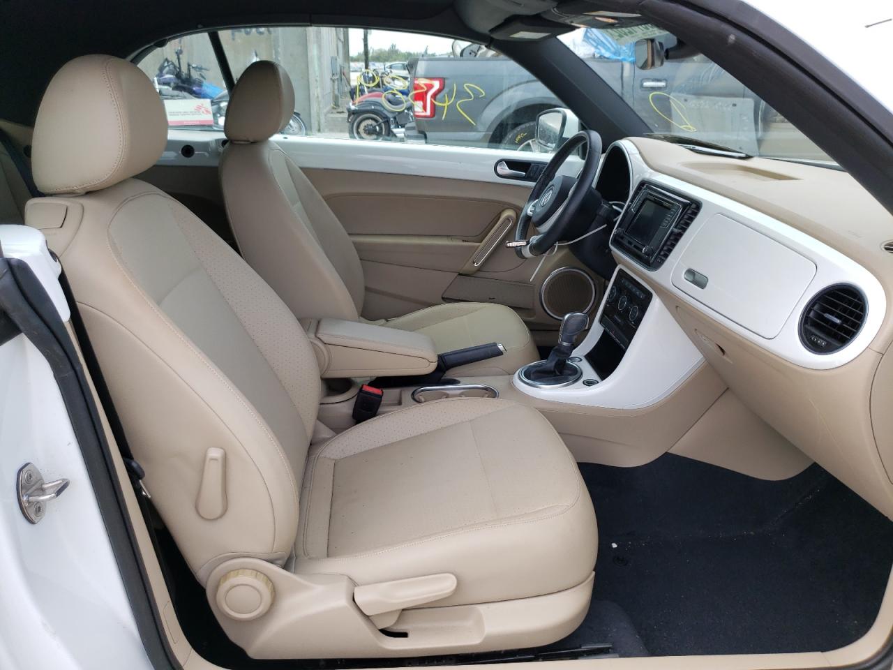 Photo 5 from auction – 2018 VOLKSWAGEN BEETLE S with VIN 3VW5DAAT8JM516580
