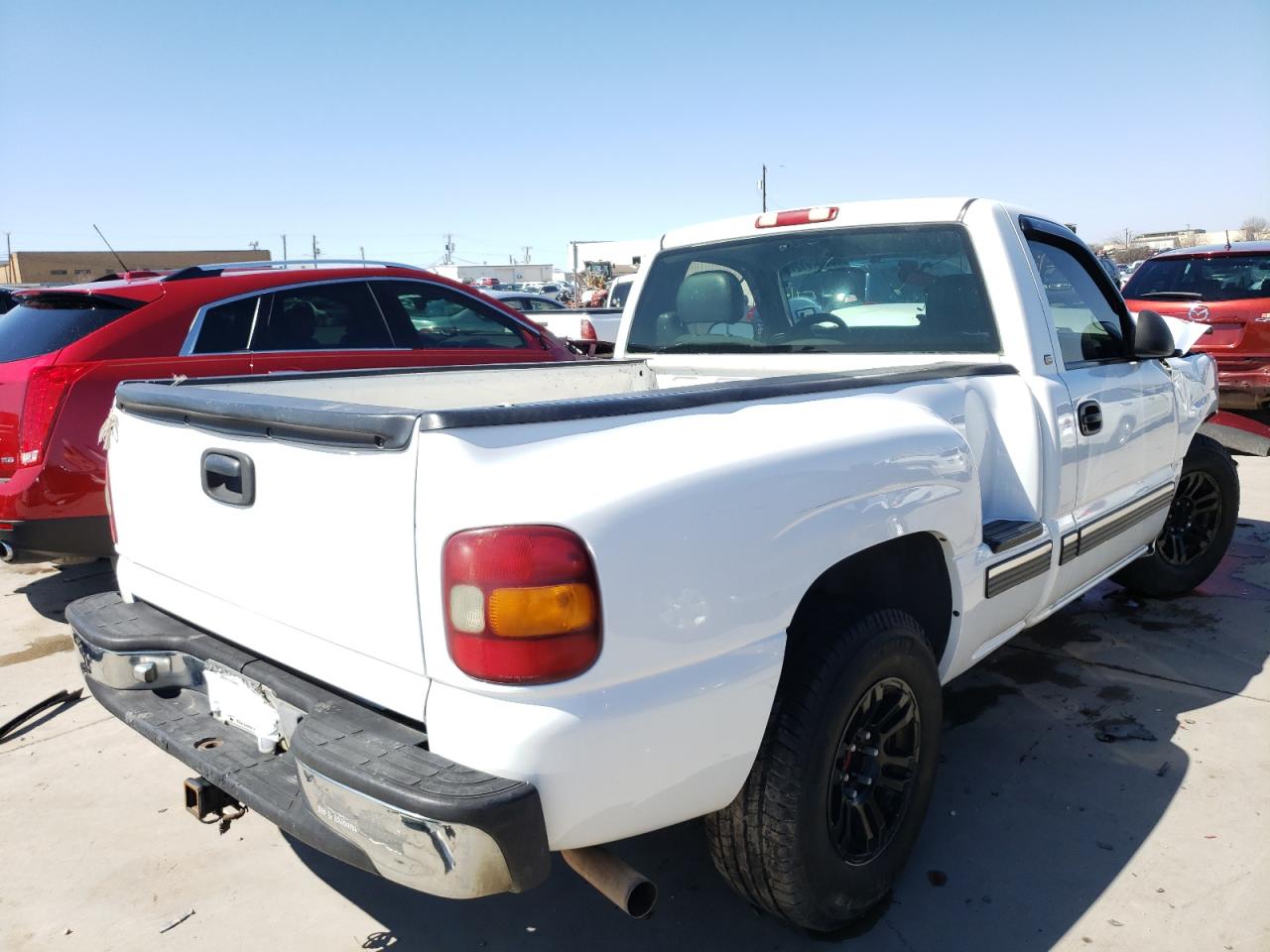 Photo 4 from auction – 2000 CHEVROLET SILVERADO with VIN 1GCEC14W3YZ365104
