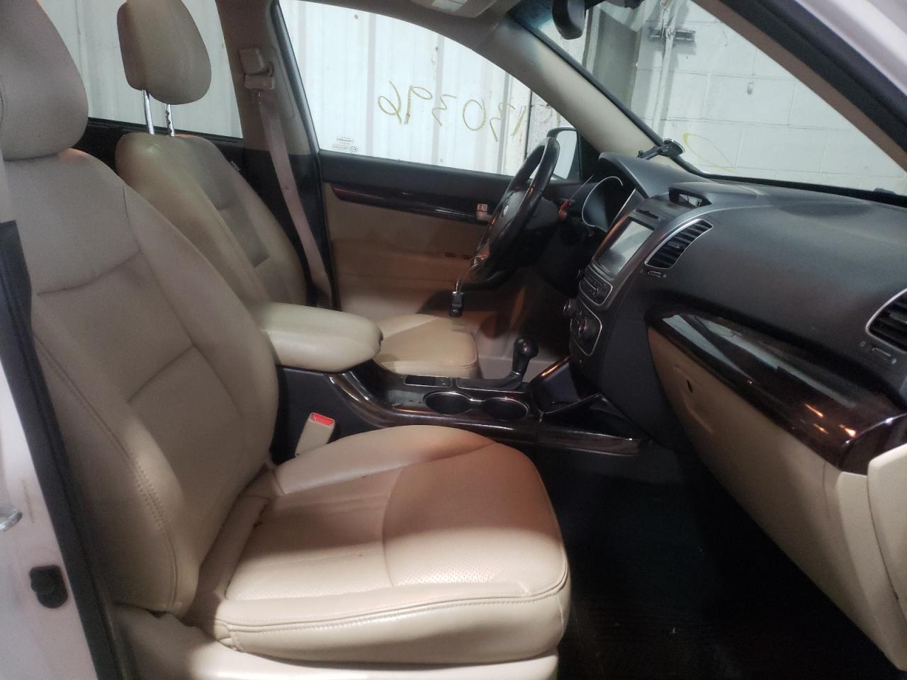 Photo 5 from auction – 2015 KIA SORENTO EX with VIN 5XYKUDA73FG558444
