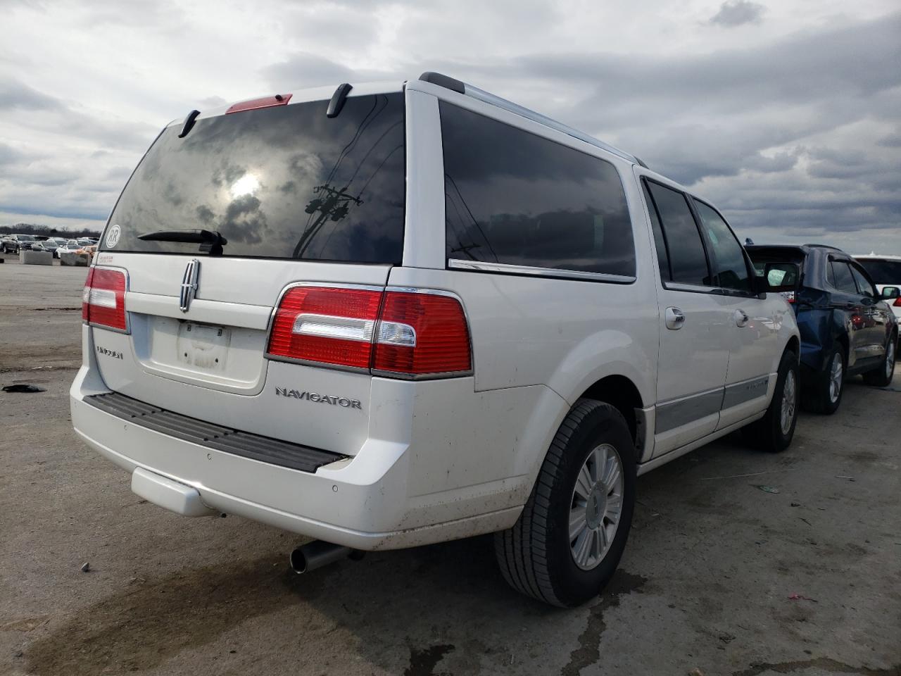 Photo 4 from auction – 2011 LINCOLN NAVIGATOR with VIN 5LMJJ3H53BEJ05634