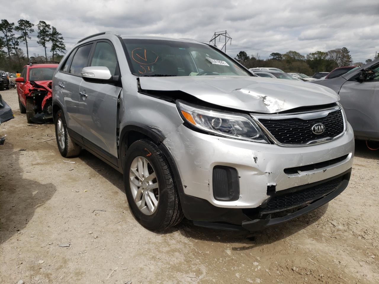 KIA SORENTO LX 2015 with VIN 5XYKT4A74FG612062 - Photo from auction