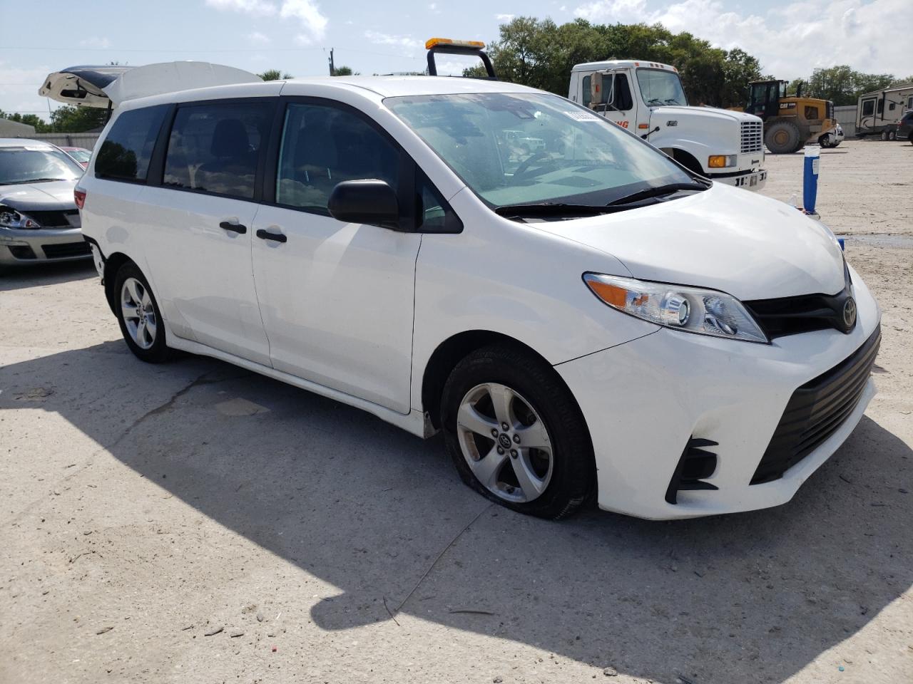 TOYOTA SIENNA 2019 with VIN 5TDZZ3DC4KS012915 - Photo from auction