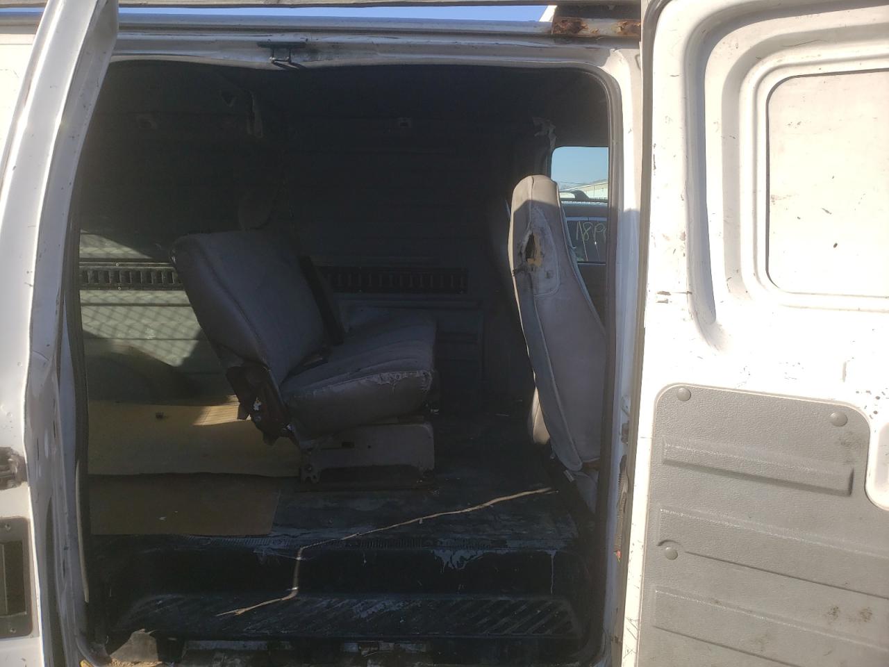 Photo 6 from auction – 2000 FORD ECONOLINE with VIN 1FTNE24L3YHA97425