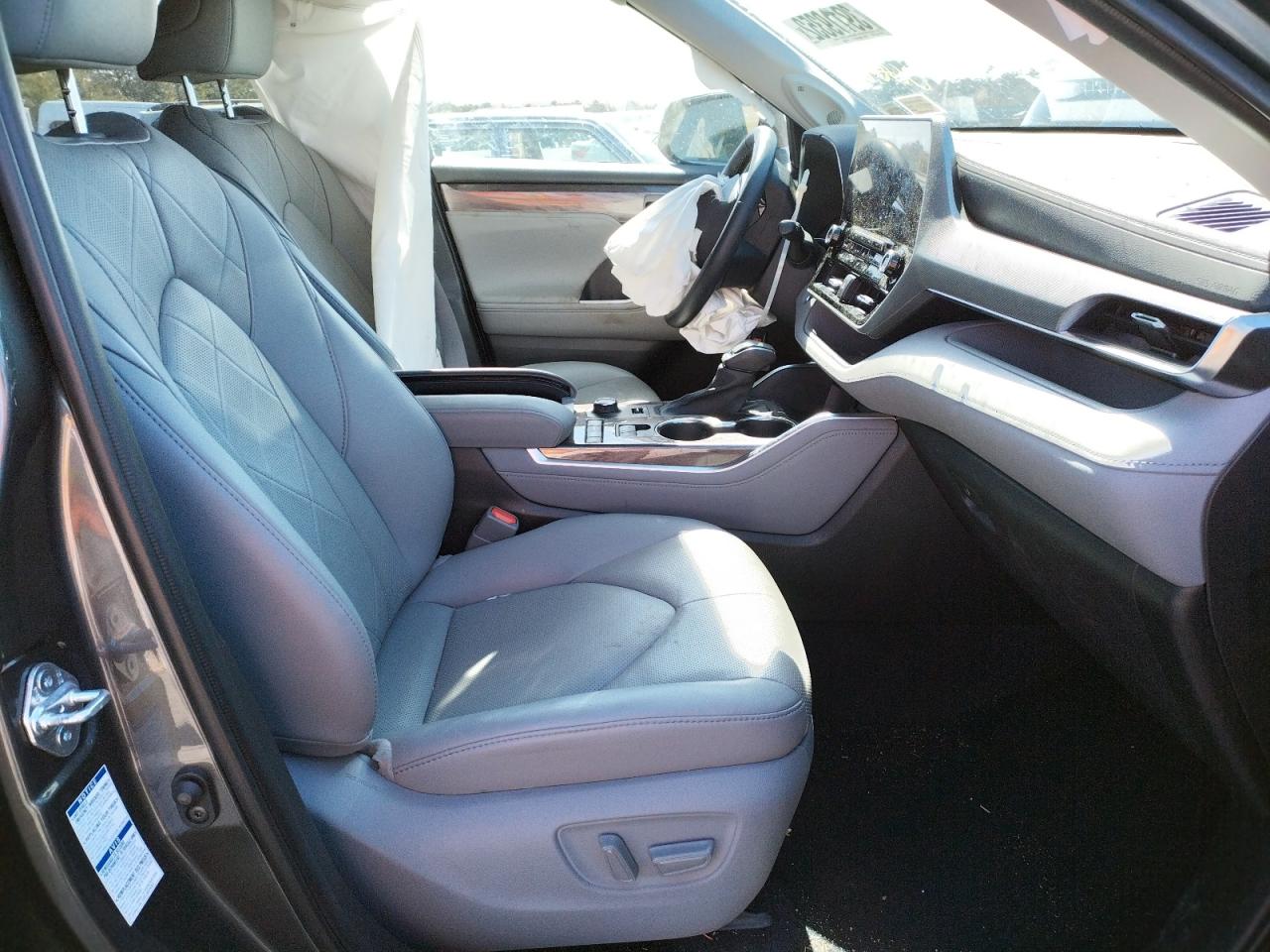 Photo 5 from auction – 2021 TOYOTA HIGHLANDER with VIN 5TDFZRBH3MS068433