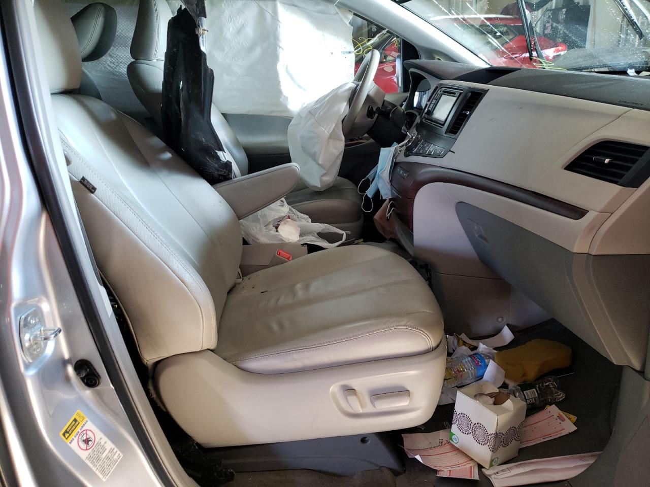 Photo 5 from auction – 2014 TOYOTA SIENNA XLE with VIN 5TDYK3DCXES485044
