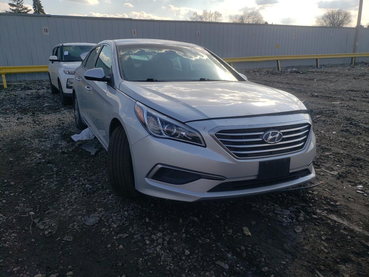 HYUNDAI SONATA SE 2017 with VIN 5NPE24AF6HH467853 - Photo from auction