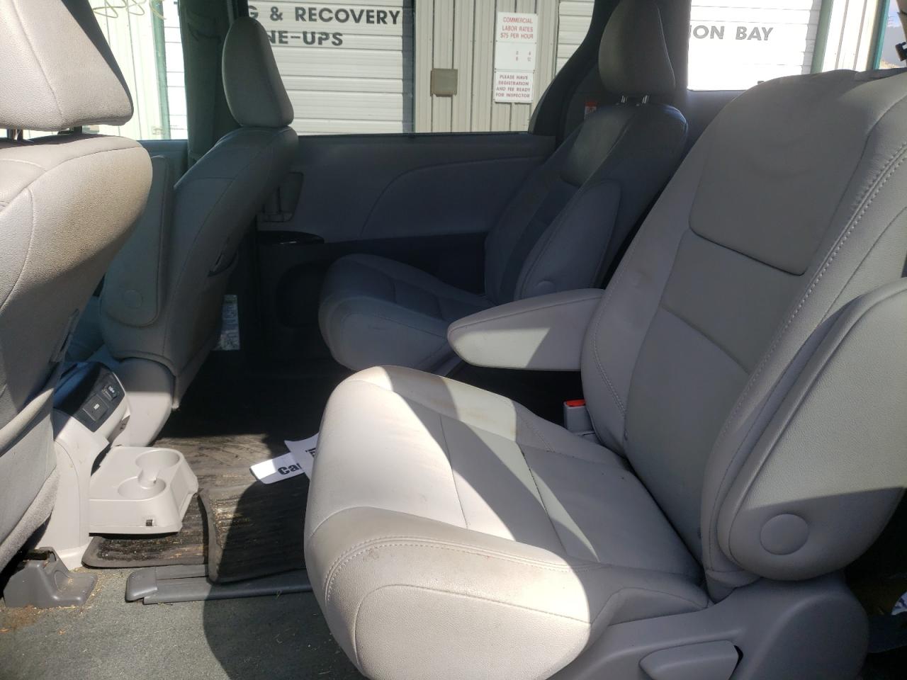 Photo 6 from auction – 2017 TOYOTA SIENNA XLE with VIN 5TDDZ3DC1HS177002