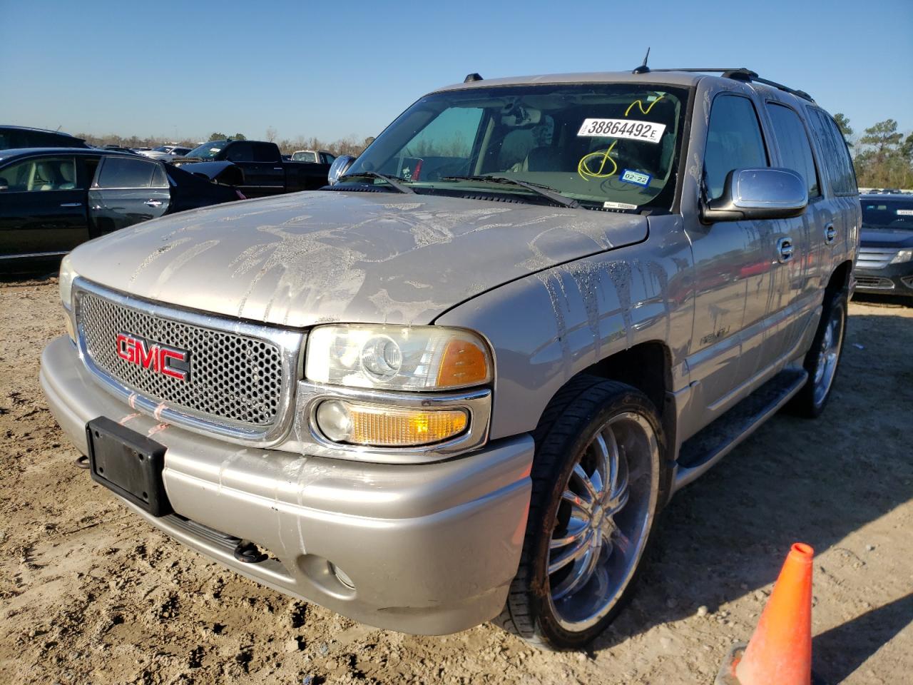 Photo 2 from auction – 2005 GMC YUKON DENA with VIN 1GKEK63U65J111482
