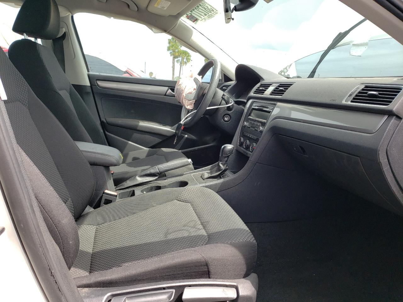 Photo 5 from auction – 2015 VOLKSWAGEN PASSAT S with VIN 1VWAS7A3XFC072568