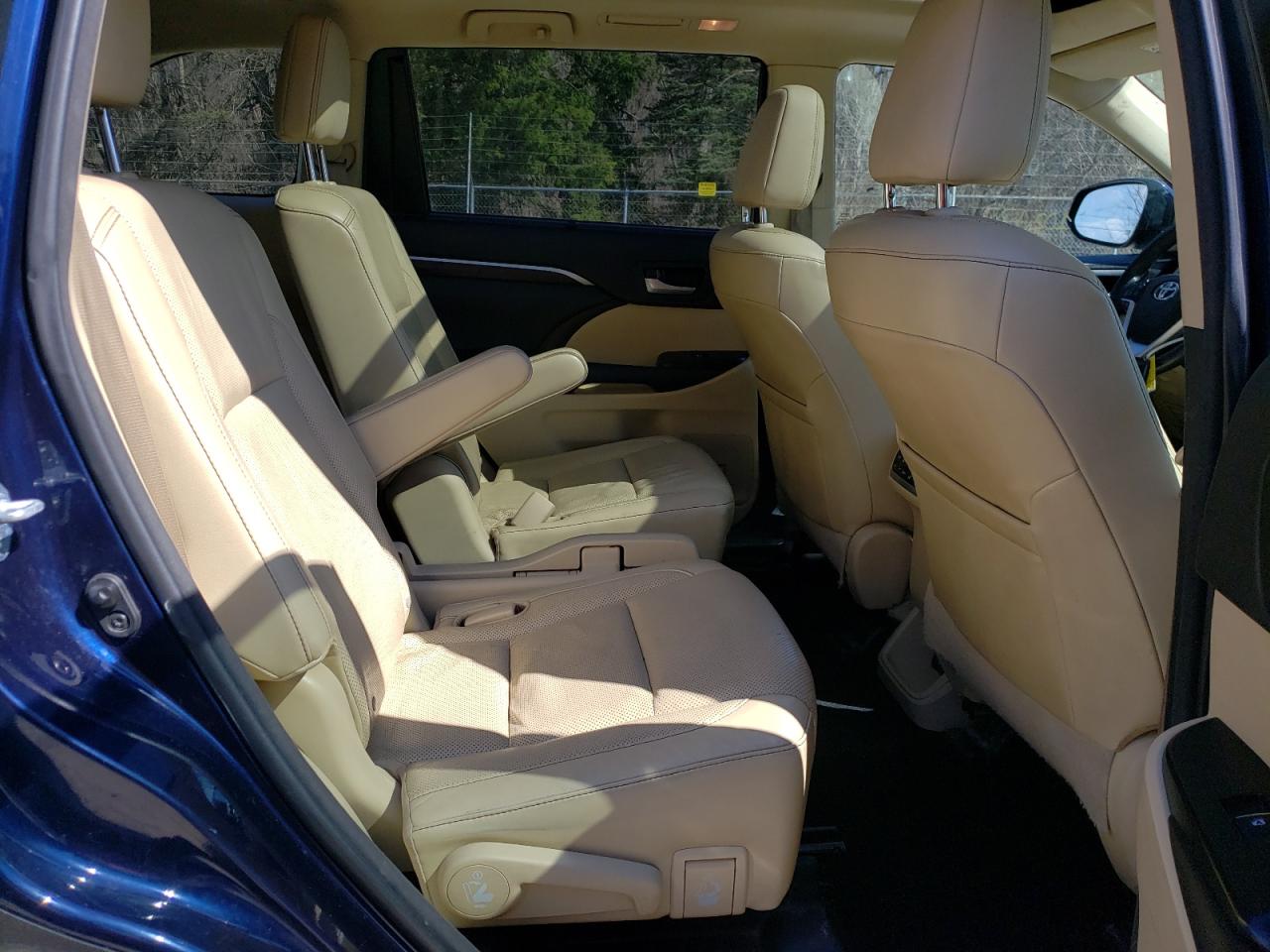 Photo 6 from auction – 2015 TOYOTA HIGHLANDER with VIN 5TDDKRFHXFS210673