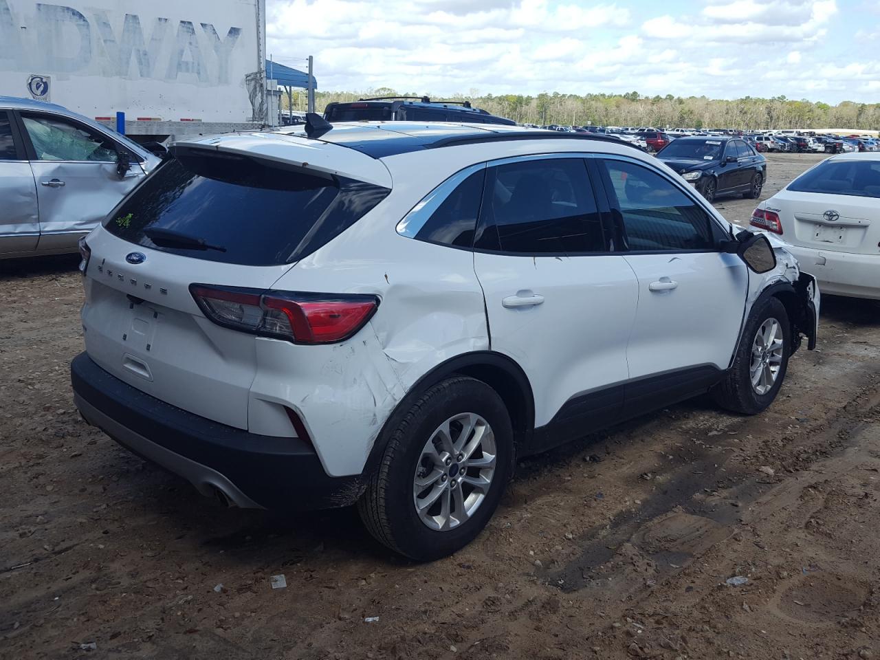 Photo 4 from auction – 2021 FORD ESCAPE SE with VIN 1FMCU0G69MUA99858