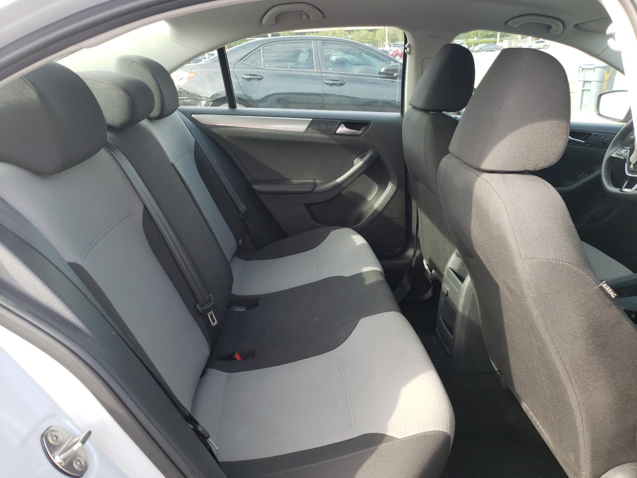 Photo 6 from auction – 2018 VOLKSWAGEN JETTA S with VIN 3VW2B7AJ8JM256241