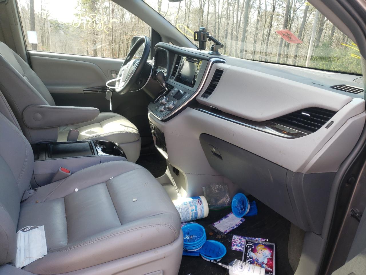Photo 5 from auction – 2017 TOYOTA SIENNA XLE with VIN 5TDDZ3DC1HS177002