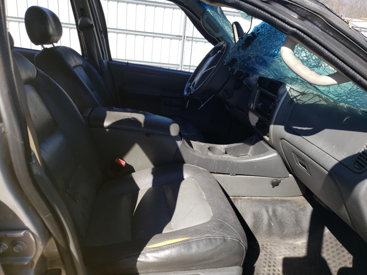 Photo 5 from auction – 2005 FORD EXPLORER S with VIN 1FMZU67K95UB32241