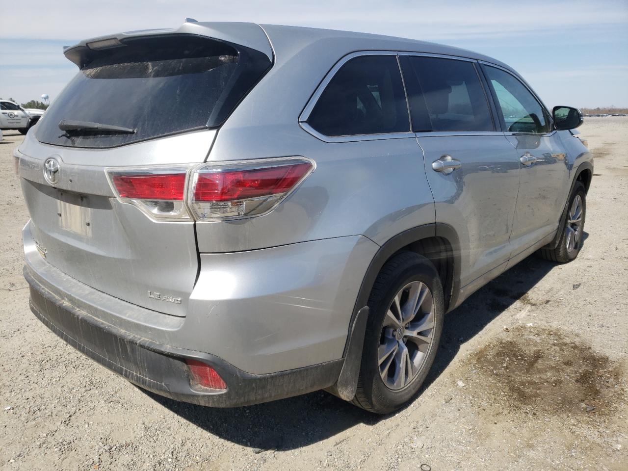 Photo 4 from auction – 2015 TOYOTA HIGHLANDER with VIN 5TDBKRFH6FS164539