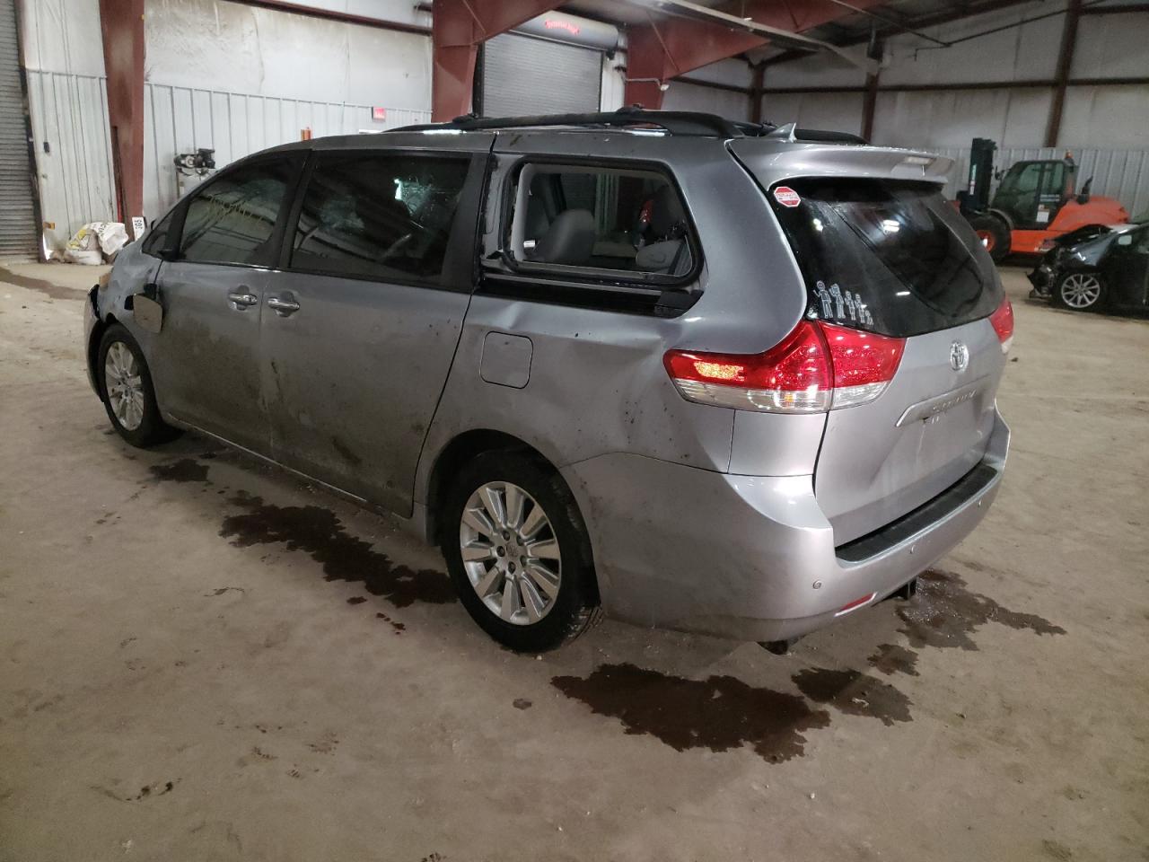Photo 3 from auction – 2013 TOYOTA SIENNA XLE with VIN 5TDDK3DC4DS055507