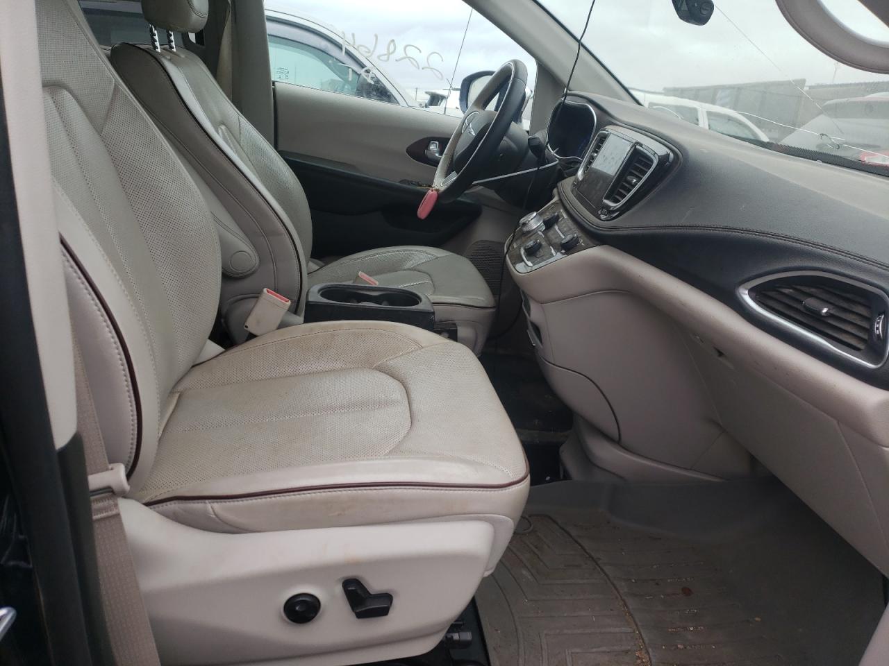 Photo 5 from auction – 2017 CHRYSLER PACIFICA L with VIN 2C4RC1GG0HR812438