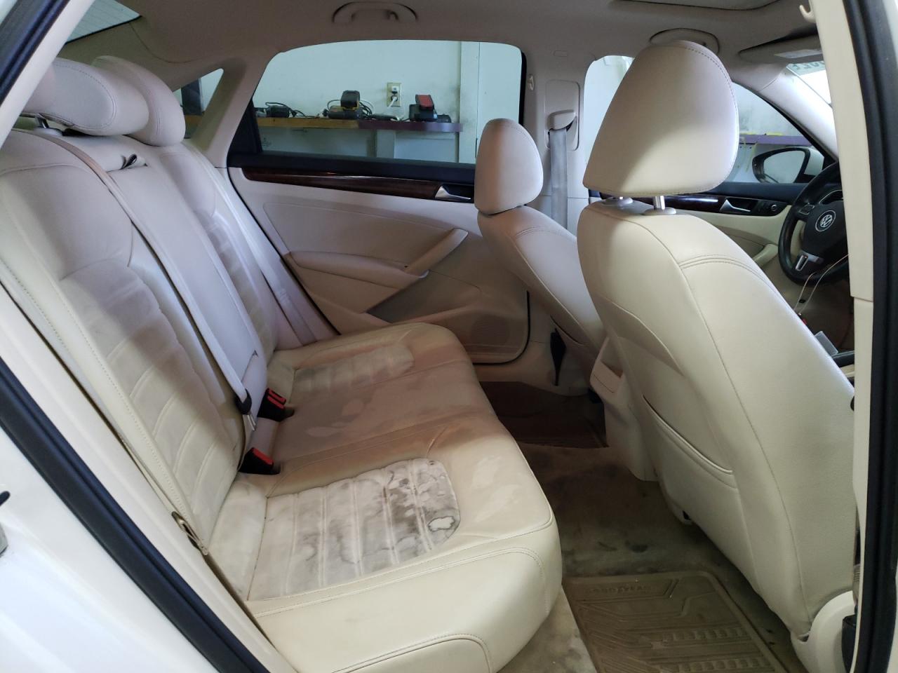 Photo 6 from auction – 2012 VOLKSWAGEN PASSAT SEL with VIN 1VWCN7A32CC005751
