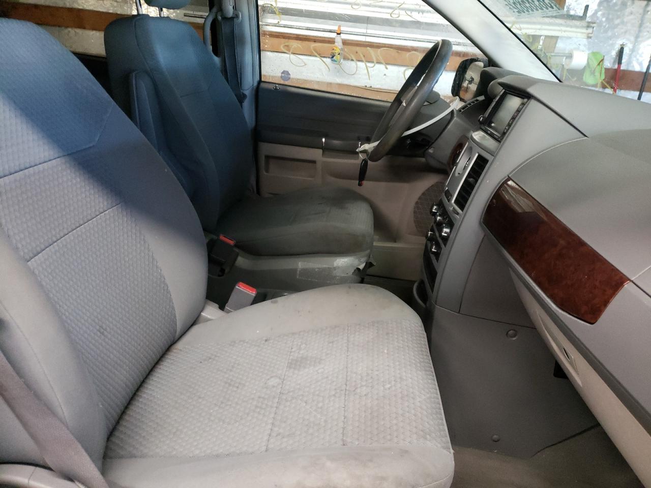 Photo 5 from auction – 2010 CHRYSLER TOWN & COU with VIN 2A4RR4DE2AR346949