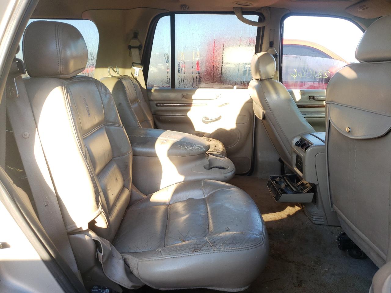 Photo 6 from auction – 2001 LINCOLN NAVIGATOR with VIN 5LMFU28R31LJ21451
