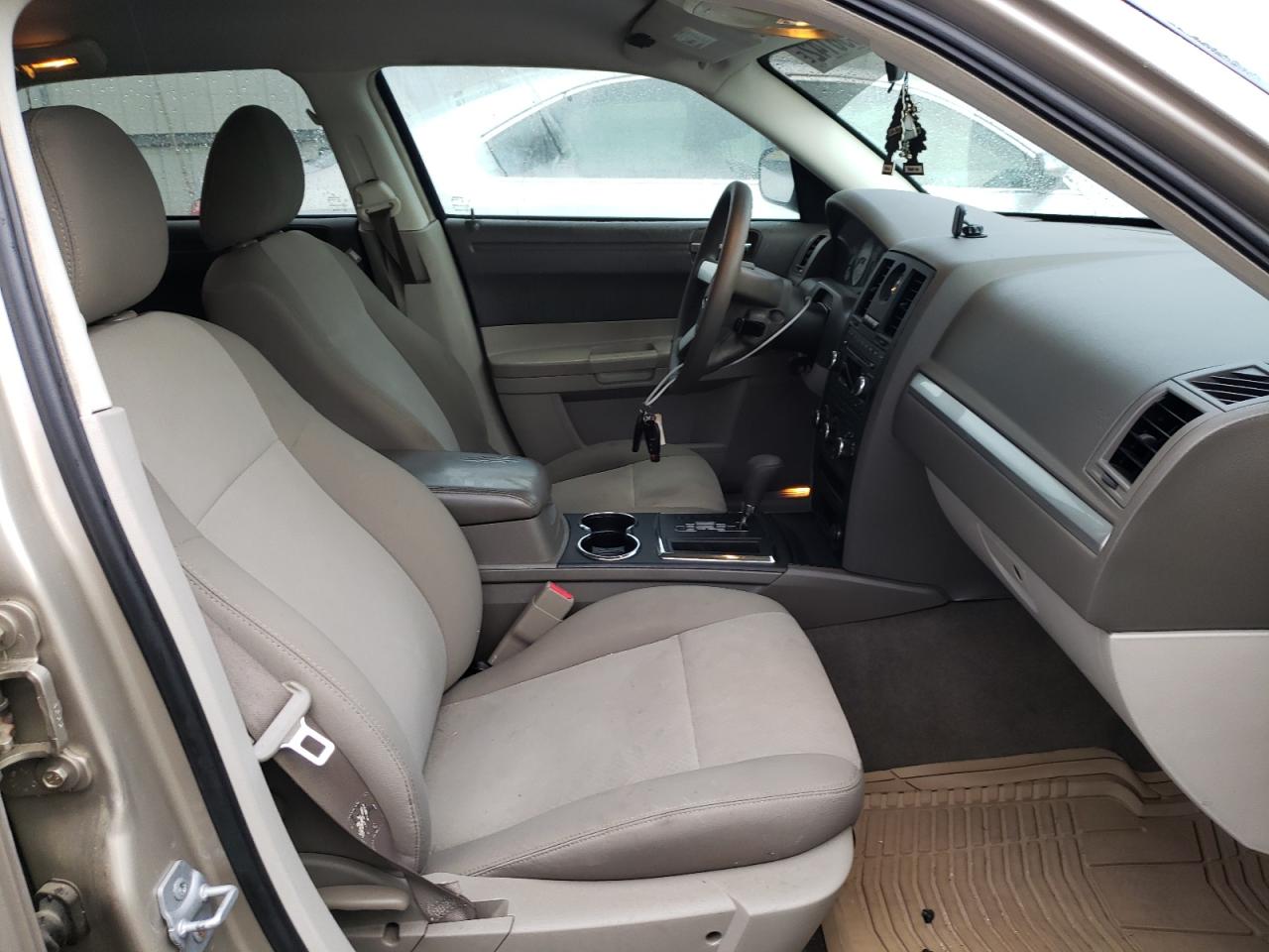 Photo 5 from auction – 2008 CHRYSLER 300 LX with VIN 2C3LA43R38H172384
