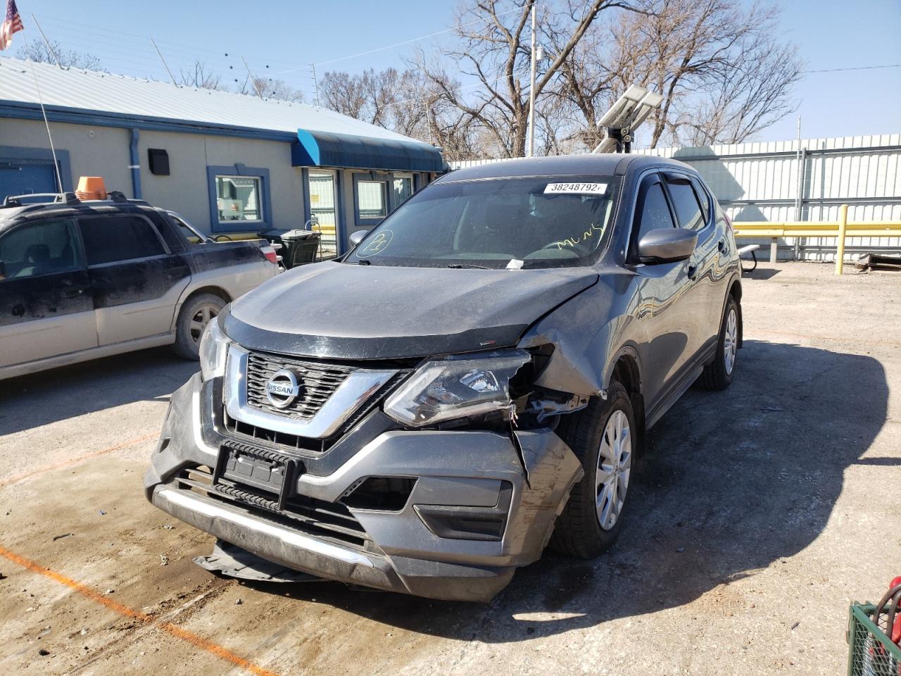 Photo 2 from auction – 2017 NISSAN ROGUE S with VIN KNMAT2MV2HP555385