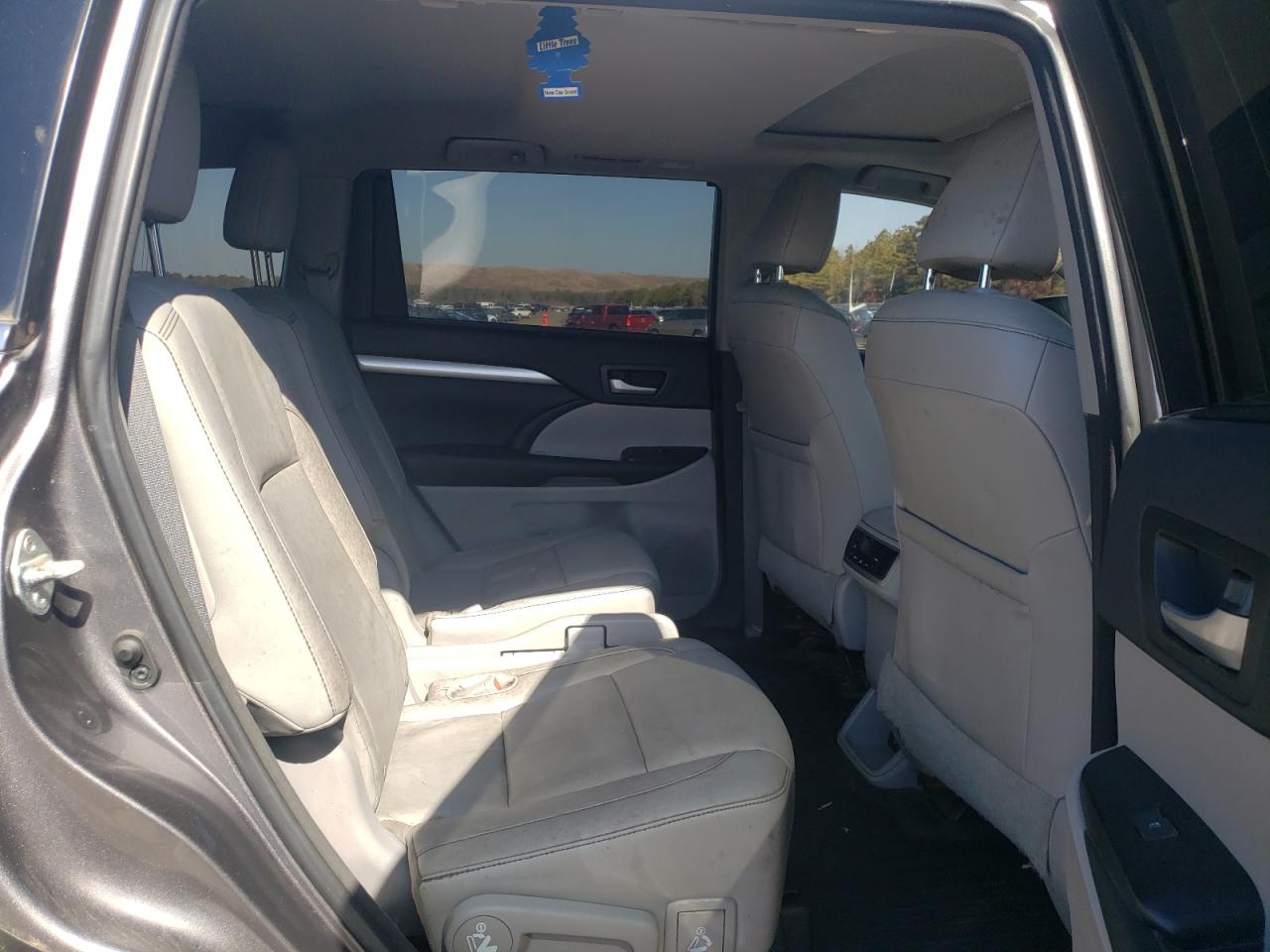 Photo 6 from auction – 2015 TOYOTA HIGHLANDER with VIN 5TDJKRFHXFS115971
