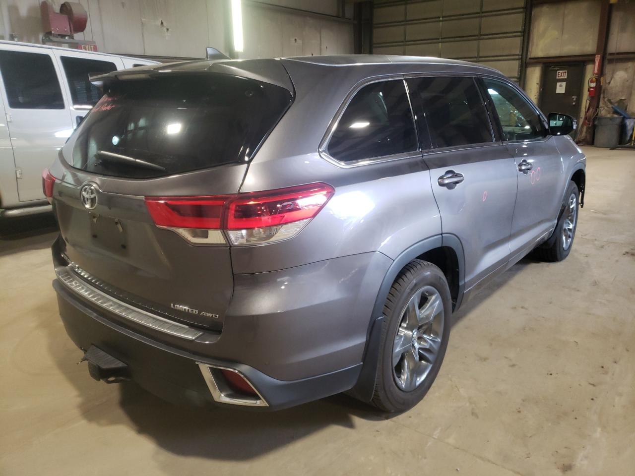Photo 4 from auction – 2018 TOYOTA HIGHLANDER with VIN 5TDDZRFH3JS815199