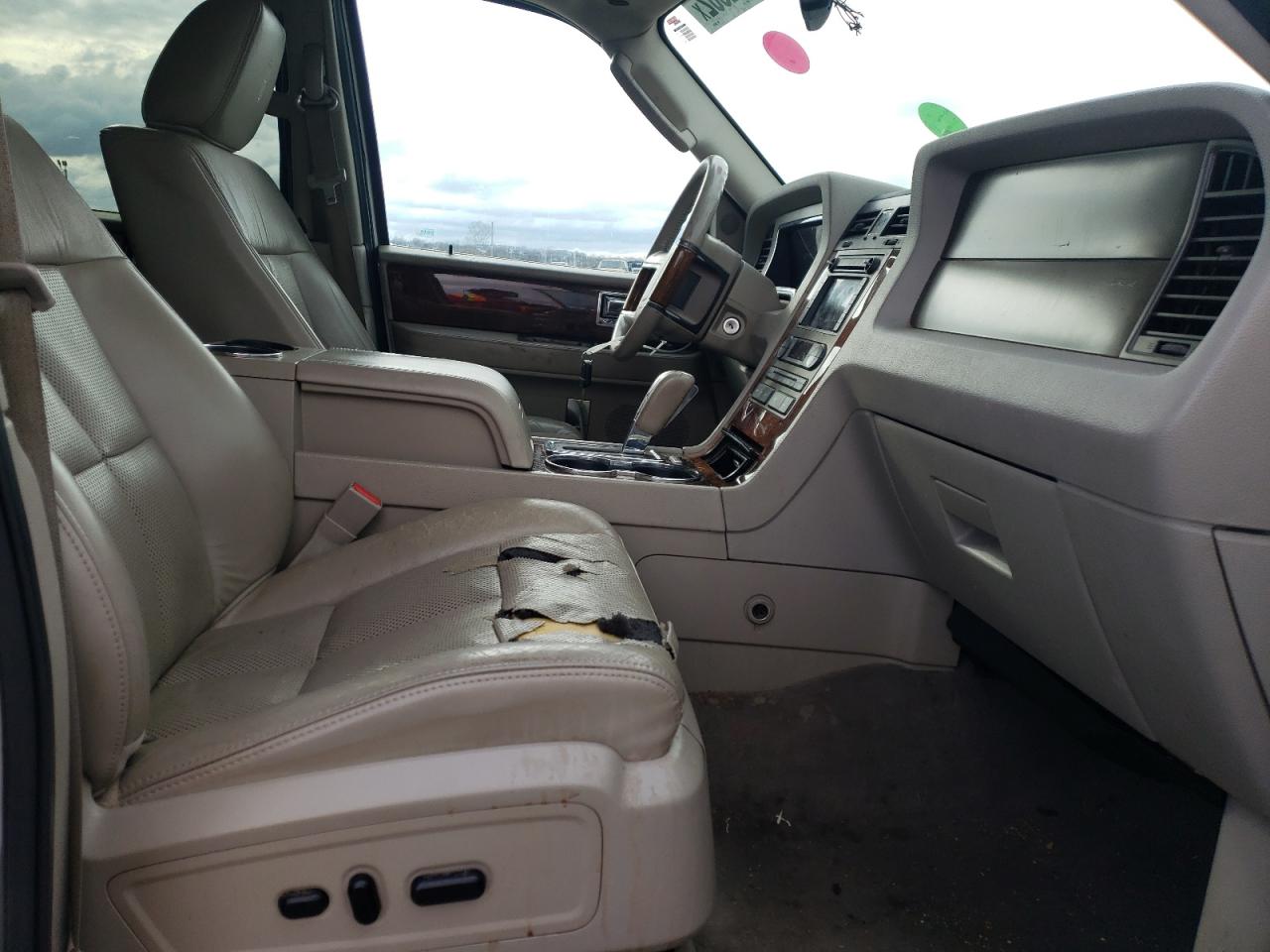 Photo 5 from auction – 2011 LINCOLN NAVIGATOR with VIN 5LMJJ3H53BEJ05634