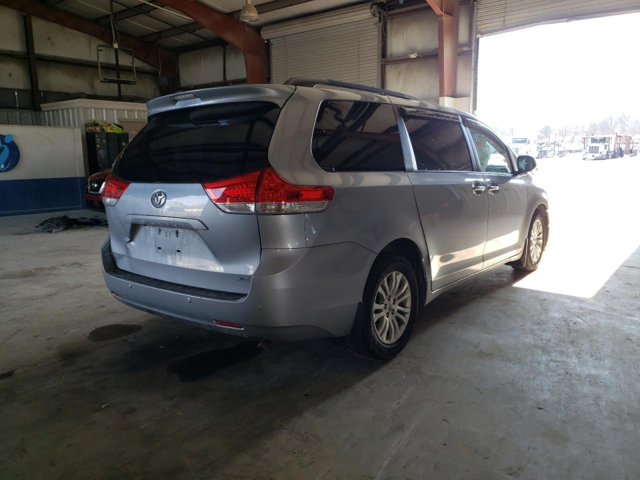 Photo 4 from auction – 2014 TOYOTA SIENNA XLE with VIN 5TDYK3DCXES485044