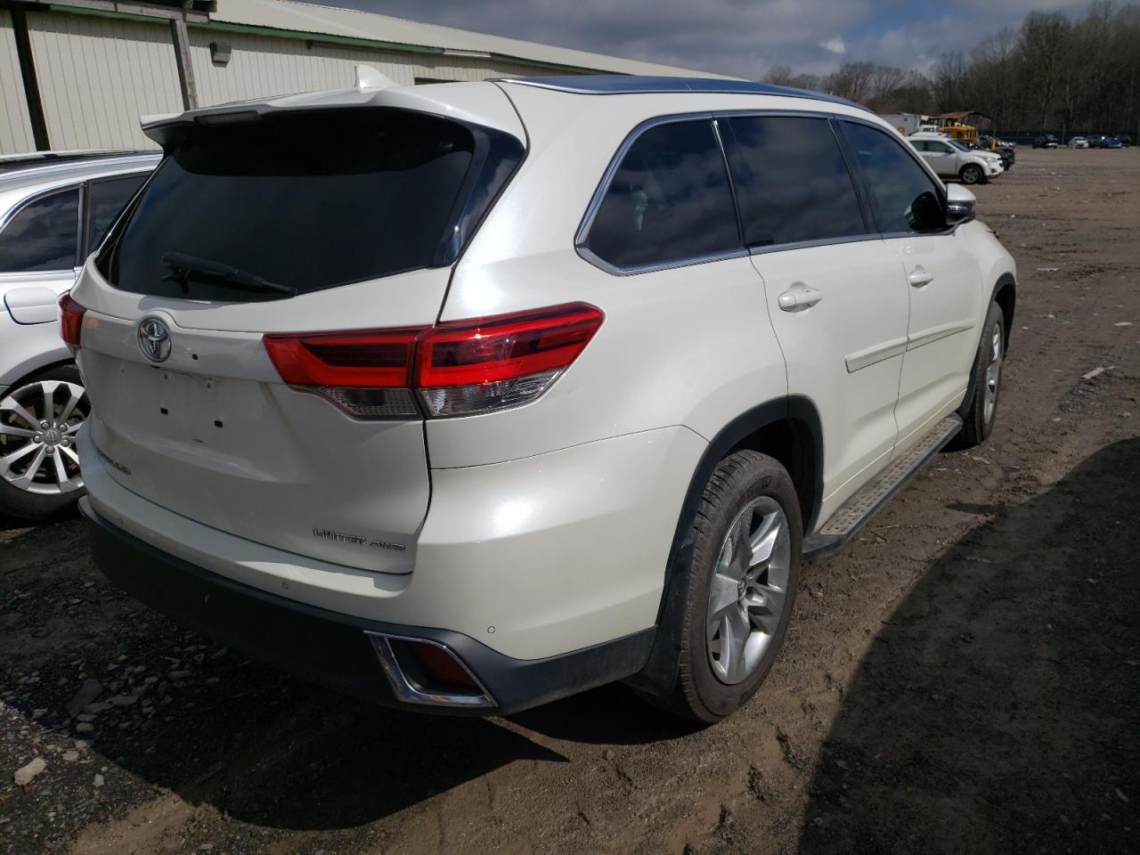 Photo 4 from auction – 2018 TOYOTA HIGHLANDER with VIN 5TDDZRFH8JS904783