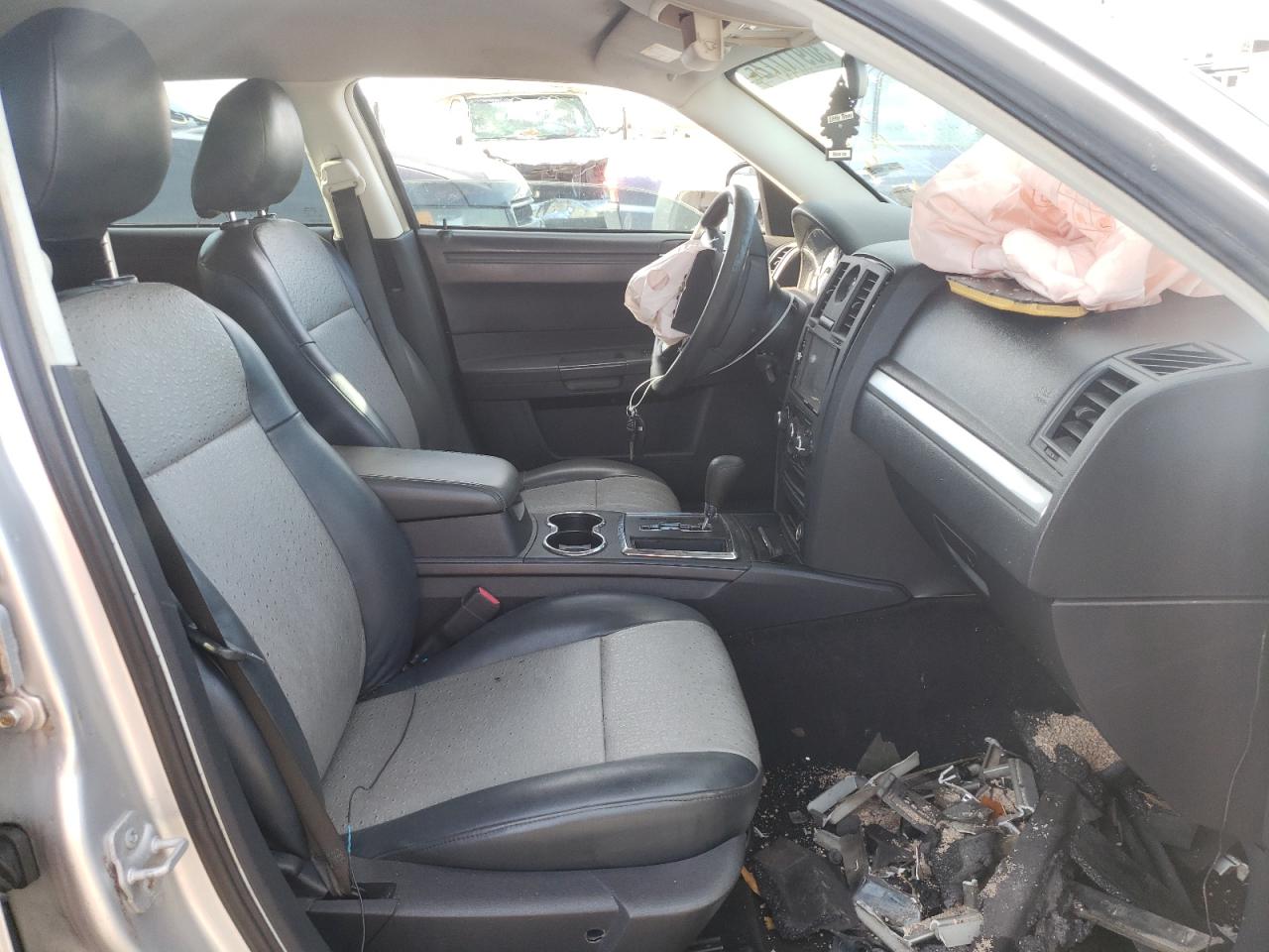 Photo 5 from auction – 2008 CHRYSLER 300 LX with VIN 2C3KA43R58H157848