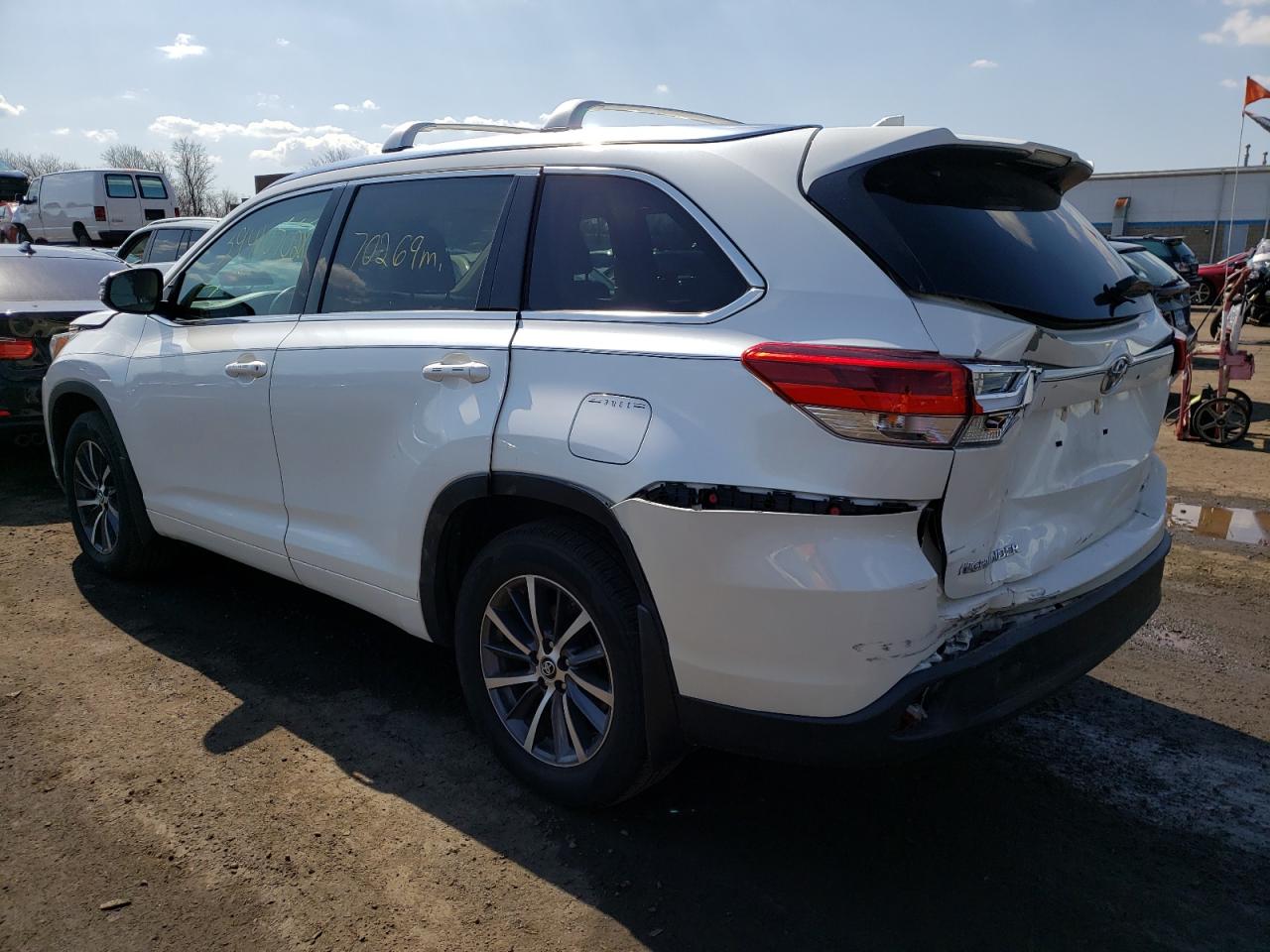 Photo 3 from auction – 2017 TOYOTA HIGHLANDER with VIN 5TDJZRFH5HS374026
