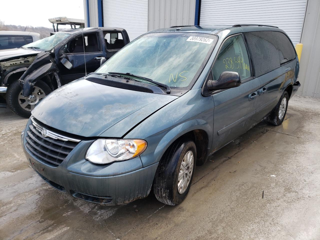 Photo 2 from auction – 2007 CHRYSLER TOWN AND C with VIN 2A4GP44R97R351929