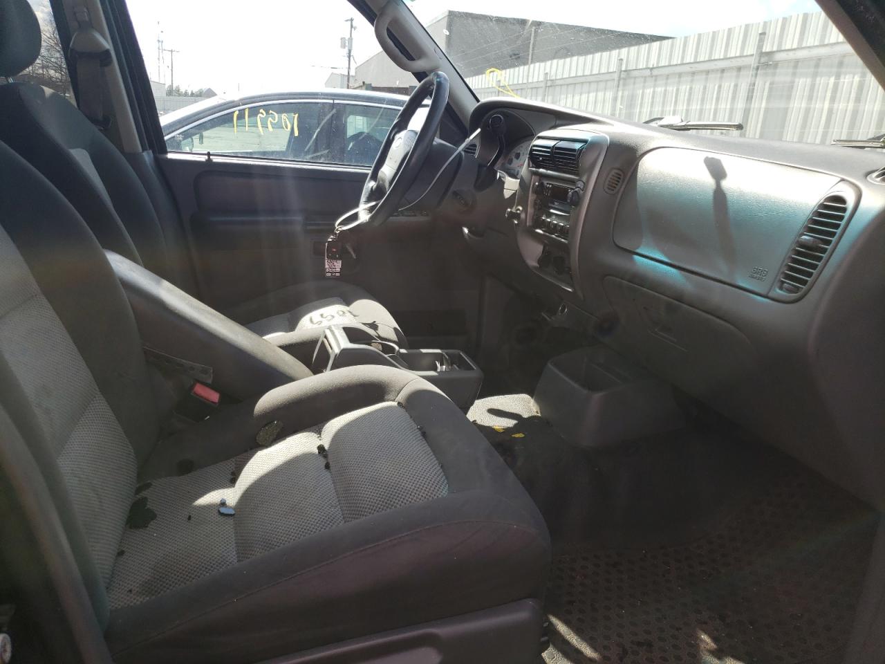 Photo 5 from auction – 2005 FORD EXPLORER S with VIN 1FMZU67K15UB32542