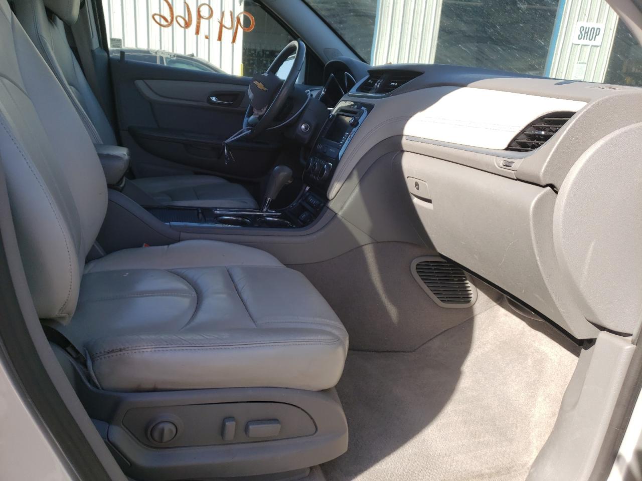 Photo 5 from auction – 2017 CHEVROLET TRAVERSE L with VIN 1GNKRHKD6HJ197735