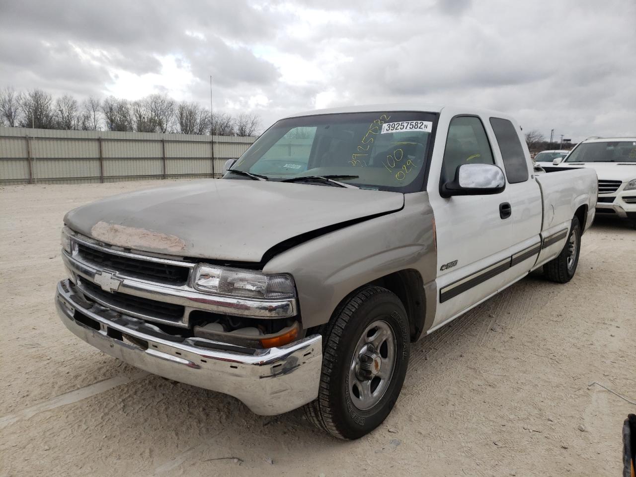 Photo 2 from auction – 2000 CHEVROLET SILVERADO with VIN 1GCEC19T9YE100029
