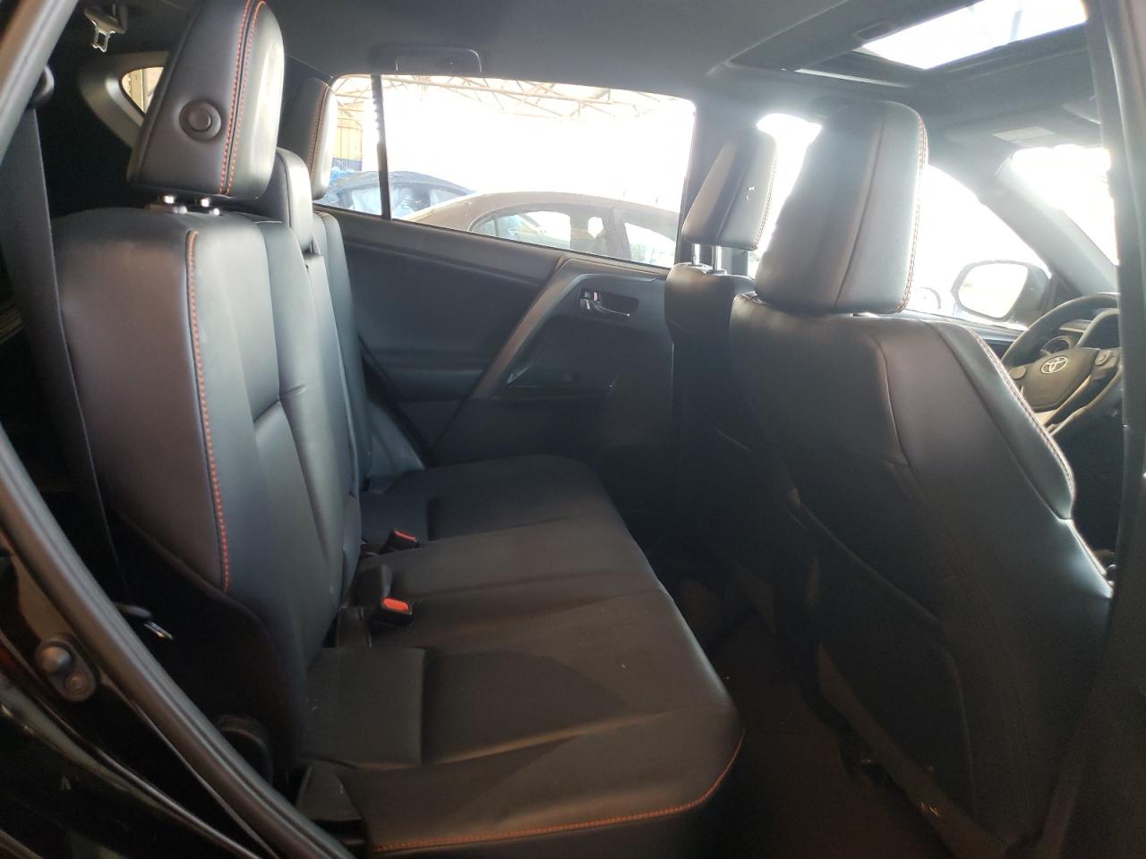 Photo 6 from auction – 2017 TOYOTA RAV4 SE with VIN 2T3NFREV5HW388704
