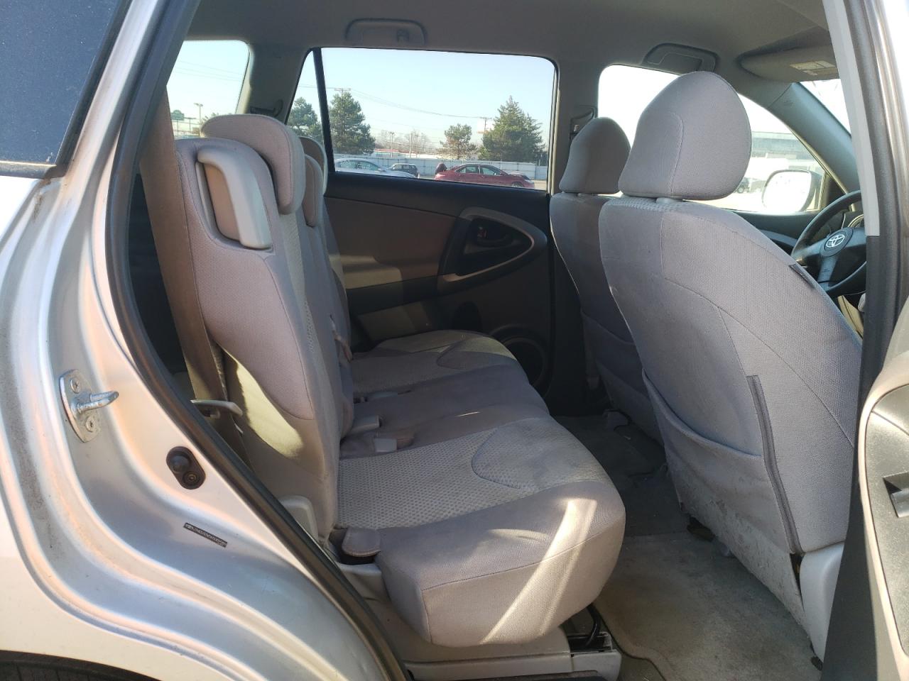 Photo 6 from auction – 2006 TOYOTA RAV4 with VIN JTMZD33V065009989