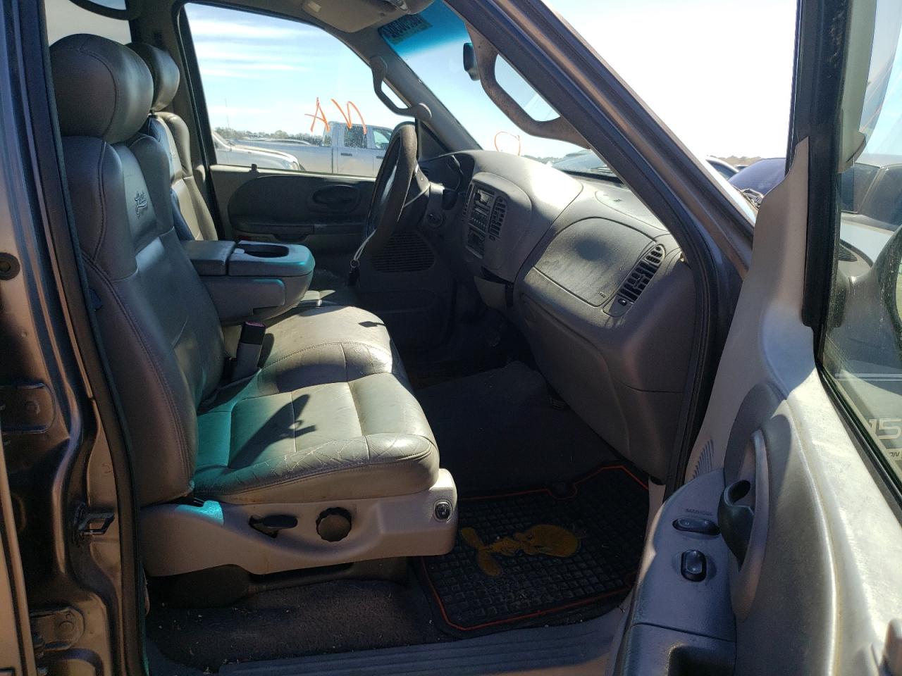 Photo 5 from auction – 2002 FORD F150 SUPER with VIN 1FTRW07L02KA29334
