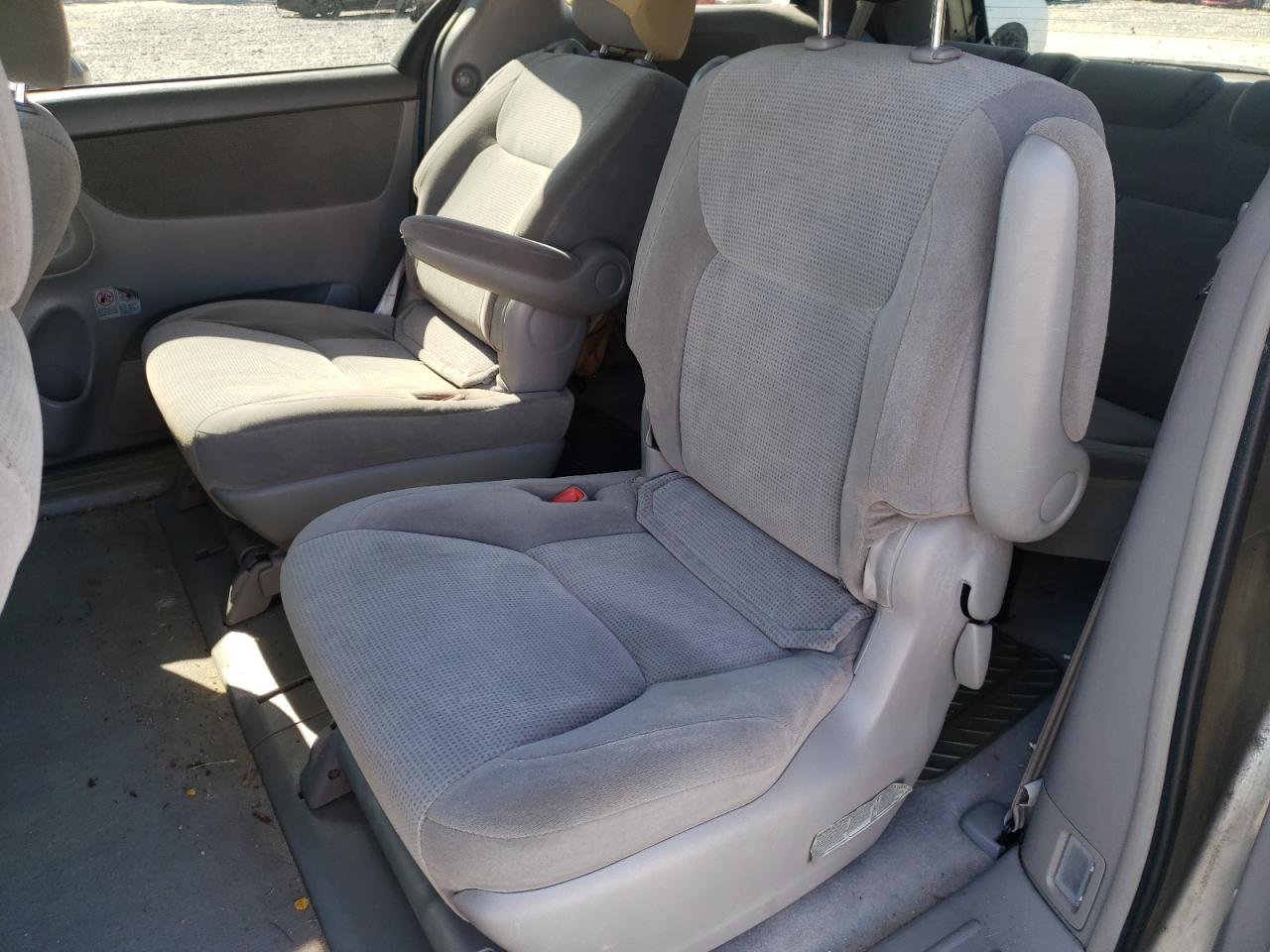 Photo 6 from auction – 2004 TOYOTA SIENNA CE with VIN 5TDZA23C44S151111