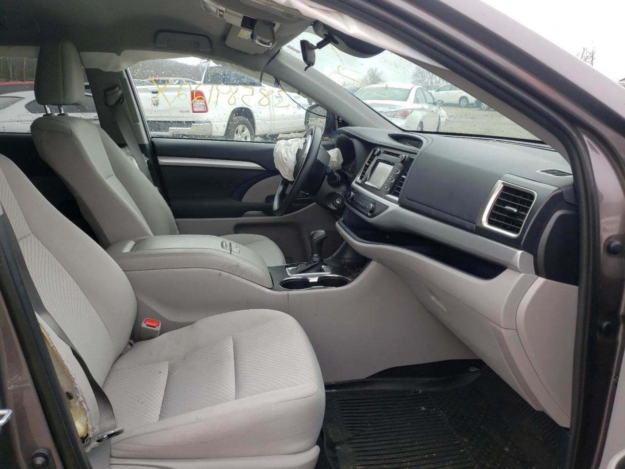 Photo 5 from auction – 2019 TOYOTA HIGHLANDER with VIN 5TDBZRFH8KS742419