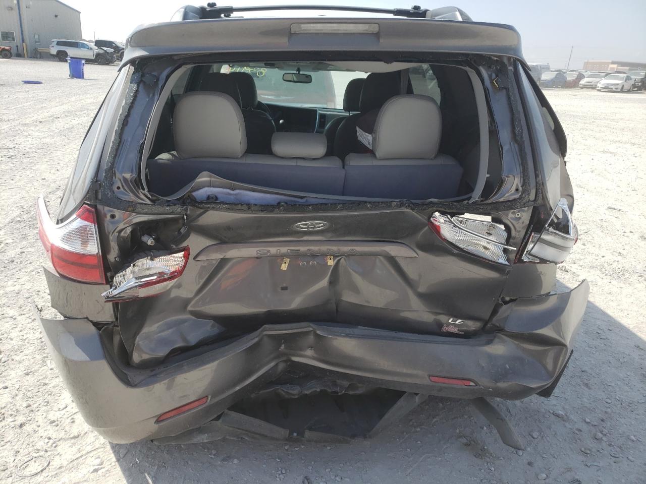 Photo 9 from auction – 2017 TOYOTA SIENNA LE with VIN 5TDKZ3DC6HS839146